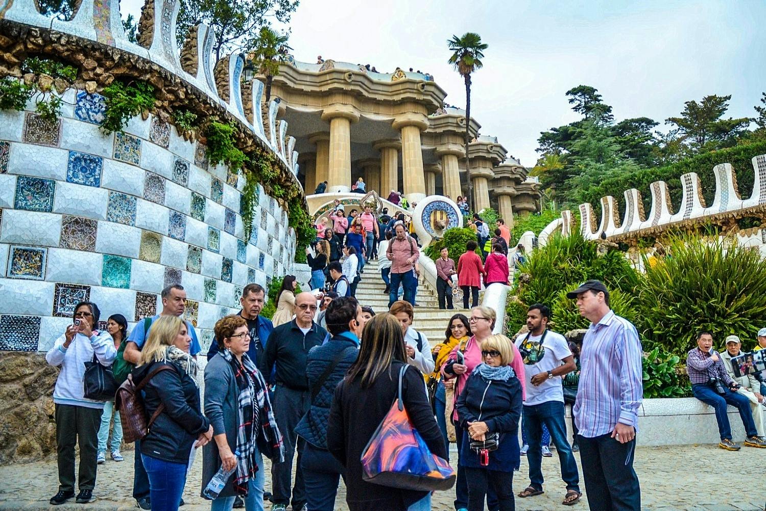 Excursão guiada pela via rápida da Sagrada Família e pelo Parque Güell