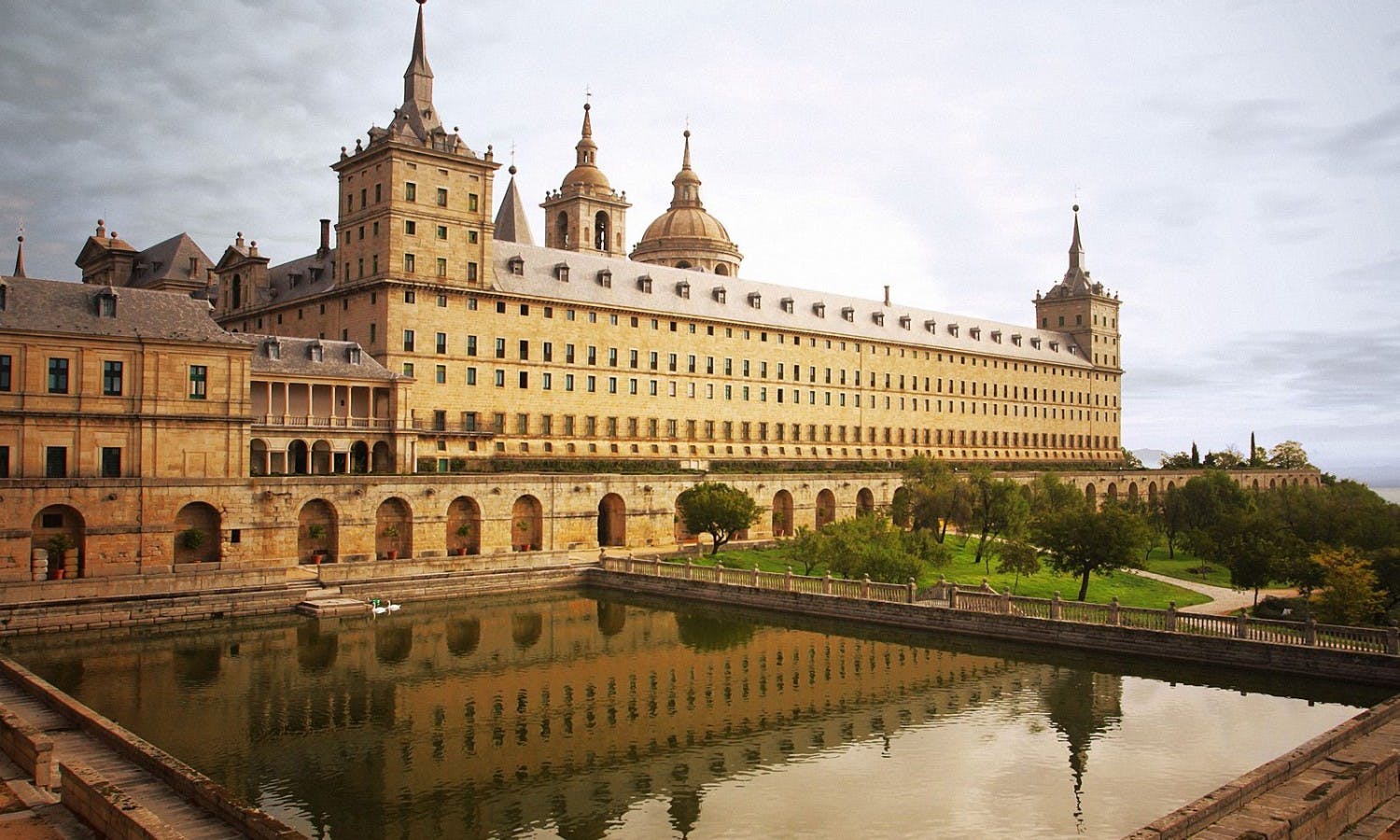 Toledo, det kongelige Kloster i El Escorial + De Faldnes Dal udflugt fra Madrid