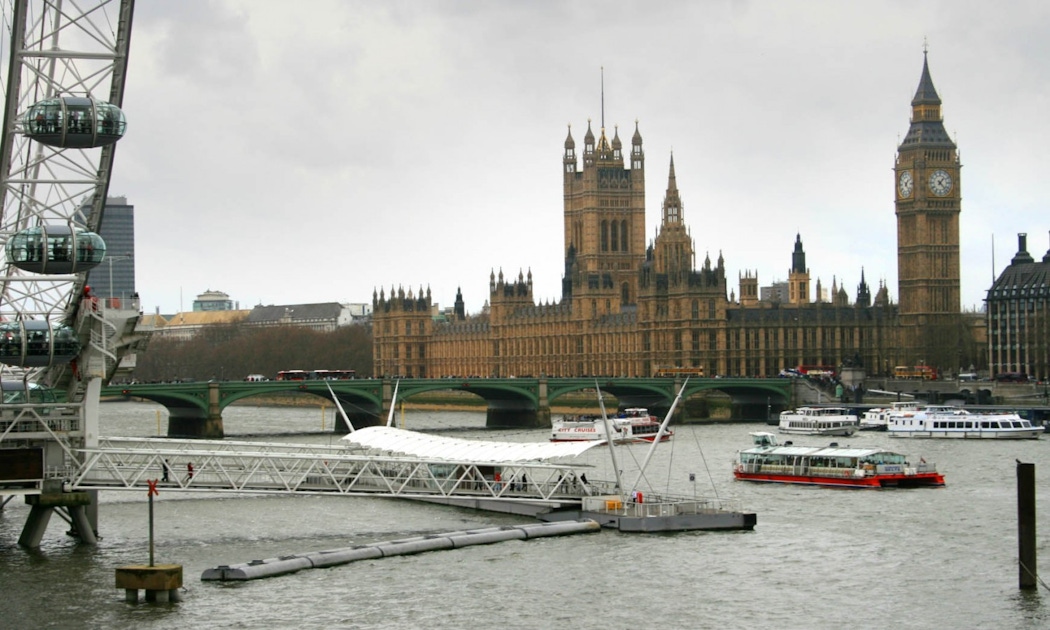 London water. Исток Темзы. Обмелевшая Темза. Темза пересохла. Темза пересохла 2022.