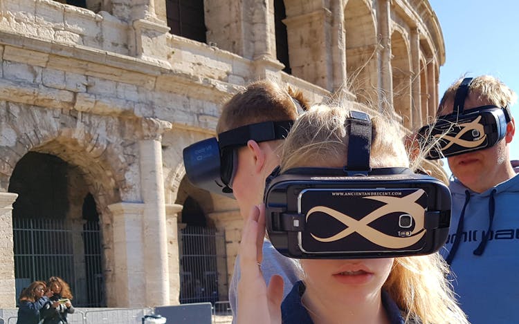 Live Colosseum tour with virtual reality experience-0