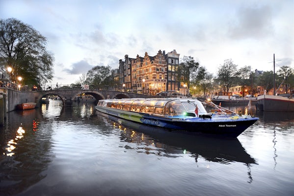 amsterdam canal tour with wine