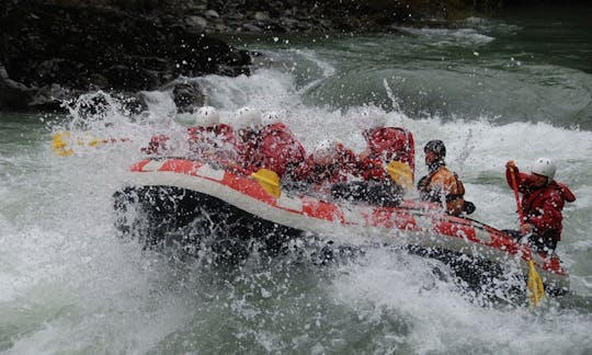 Experiencia de rafting en los rápidos de Mendoza