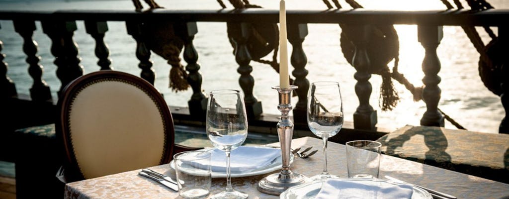 Cruzeiro com jantar no galeão em Veneza
