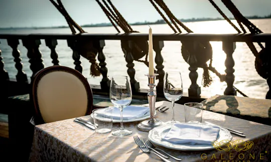 Crucero con cena en galeón por Venecia