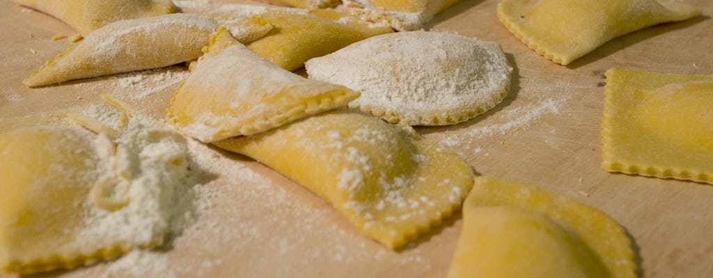 Impara a fare la pasta: pranzo o cena con vino in compagnia di uno chef locale