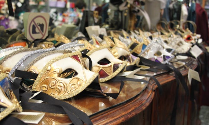 Tour com máscaras do carnaval veneziano, veludo e artesanato em vidro