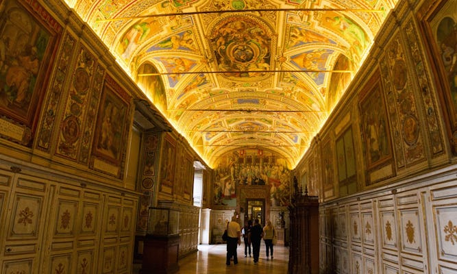 Vatican early-entrance tour with Spanish guide: Sistine Chapel and St Peter's