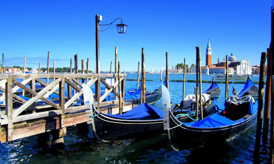 Morning walking tour of Venice with St. Mark's Basilica and gondola ride