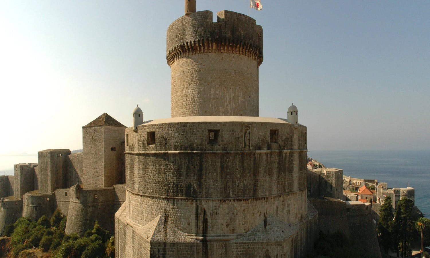 Passeio a pé pelas muralhas da cidade de Dubrovnik