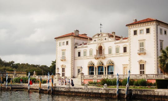 Vizcaya Museum en tuinen met vervoer