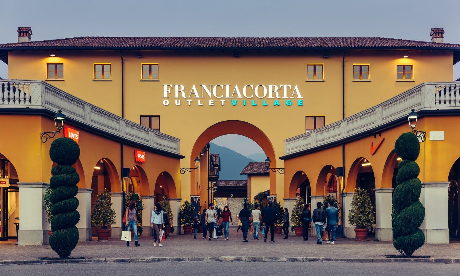 Franciacorta Outlet Village: shopping tour da Milano | musement