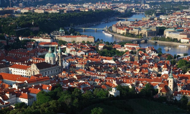 Tour di Praga di una giornata intera con pranzo e crociera sul fiume