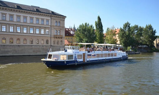 Cruzeiro fluvial com almoço em Praga com guia e traslado do hotel