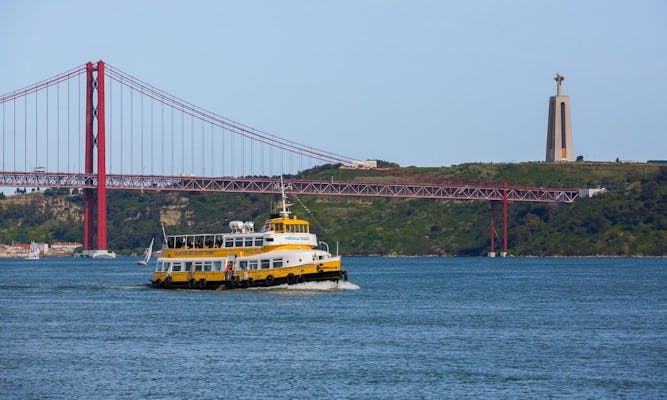 Excursion sur la rivière en bateau jaune
