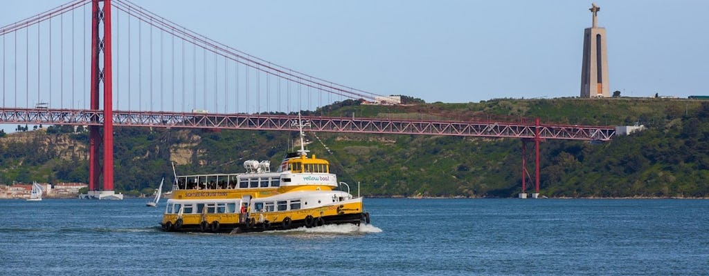 Excursion sur la rivière en bateau jaune