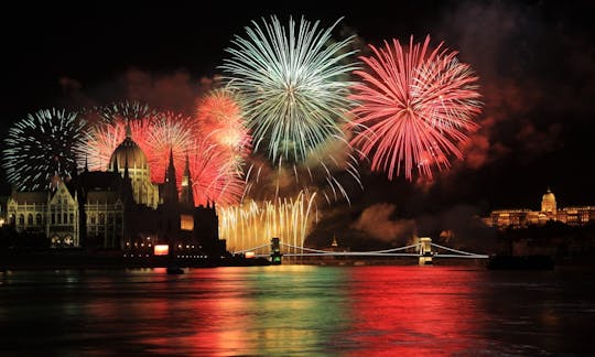 Cena e giro in barca sul Danubio con fuochi d'artificio