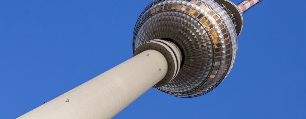 Entradas sin colas para la Torre de la TV de Berlín y mesa con ventana en el restaurante