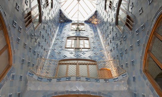 Sagrada Familia, Park GĂĽell and Casa BatllĂł fast track tickets with lunch
