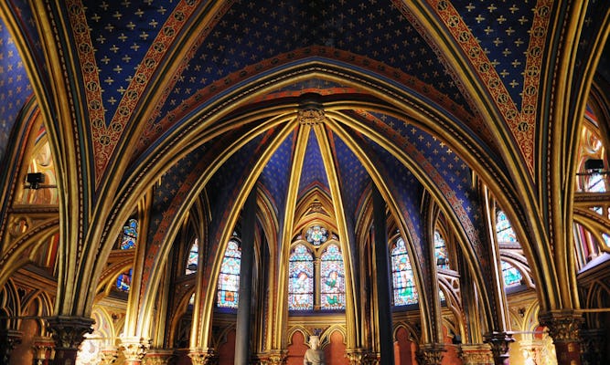 Notre Dame Island with Sainte Chapelle and historic medieval Paris small group tour