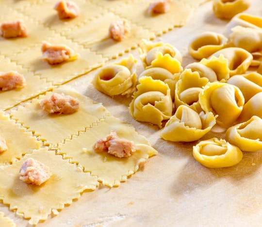Handmade pasta and typical dessert cooking class with lunch in Florence's historic center