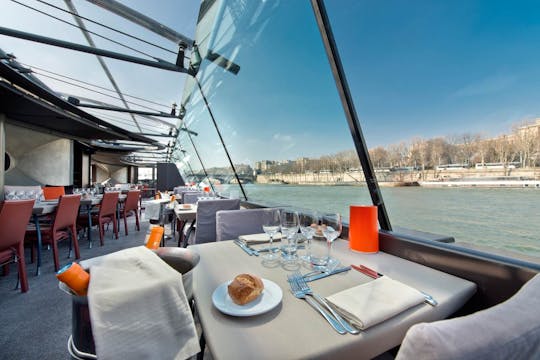 Almoço com cruzeiro no rio Sena