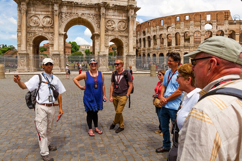 Get tour guide. Экскурсионный туризм. Туристы на экскурсии. Экскурсия с гидом. Экскурсия с экскурсоводом.