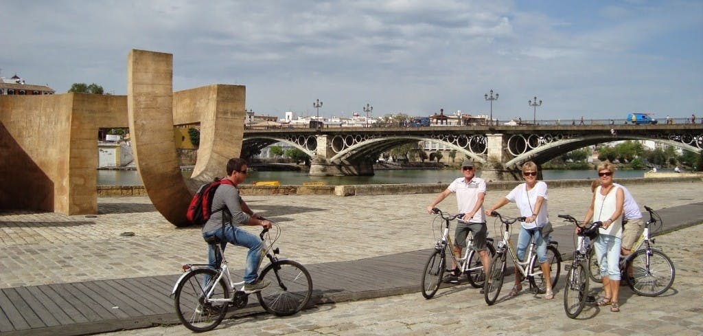 Recorrido en bicicleta por Sevilla con alquiler de bici todo el día