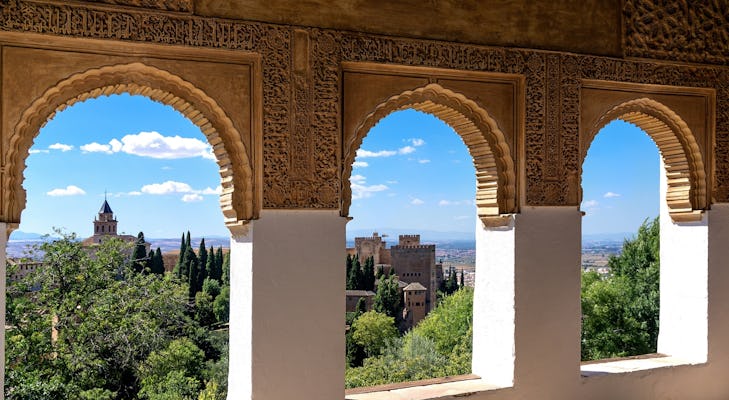 Wycieczka z przewodnikiem i ominięciem kolejki do Alhambry, Albaicín i Pałaców Nasrydów