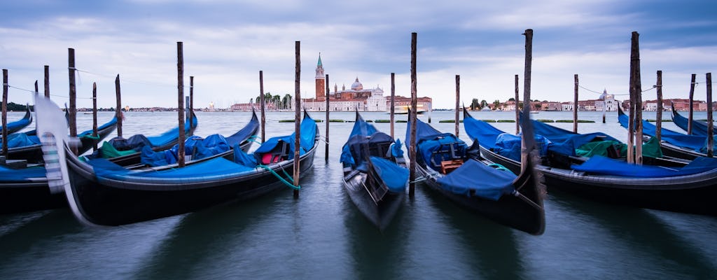 Passeio de gôndola privado de 30 minutos à noite em Veneza