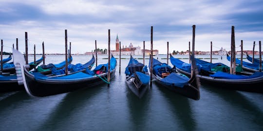 Venetië: 30-minuten durende privé-gondeltocht in het avondlicht