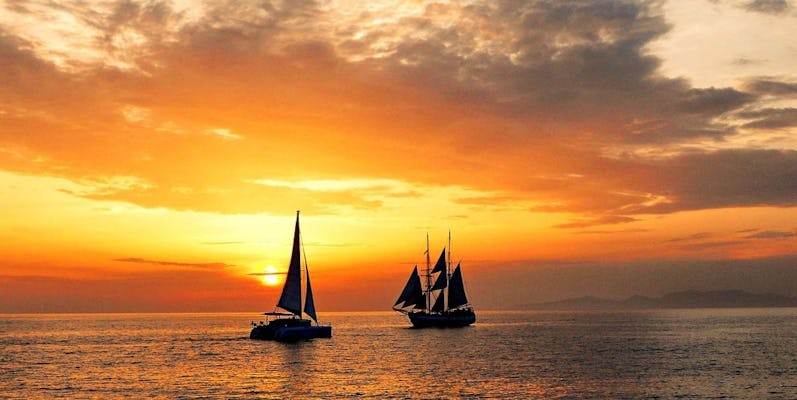 Croisière en catamaran à Santorin avec coucher de soleil et dîner