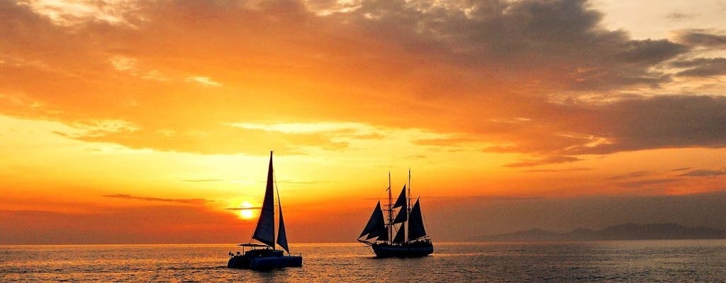 Santorini com cruzeiro de catamarã com pôr-do-sol e jantar