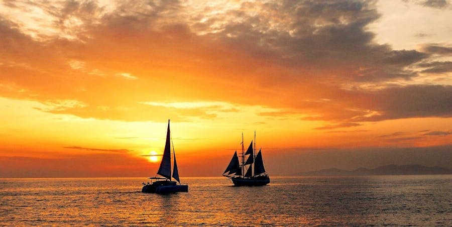 Croisière en catamaran à Santorin avec coucher de soleil et dîner