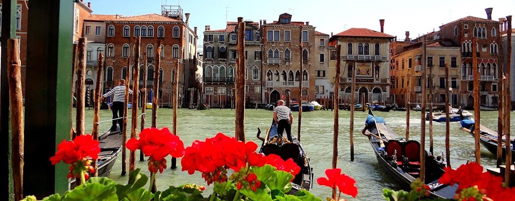 Paseo encantador en góndola privada por Venecia