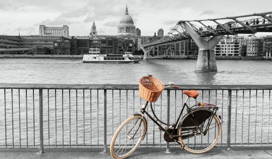 Passeio de bicicleta pelo rio Tâmisa