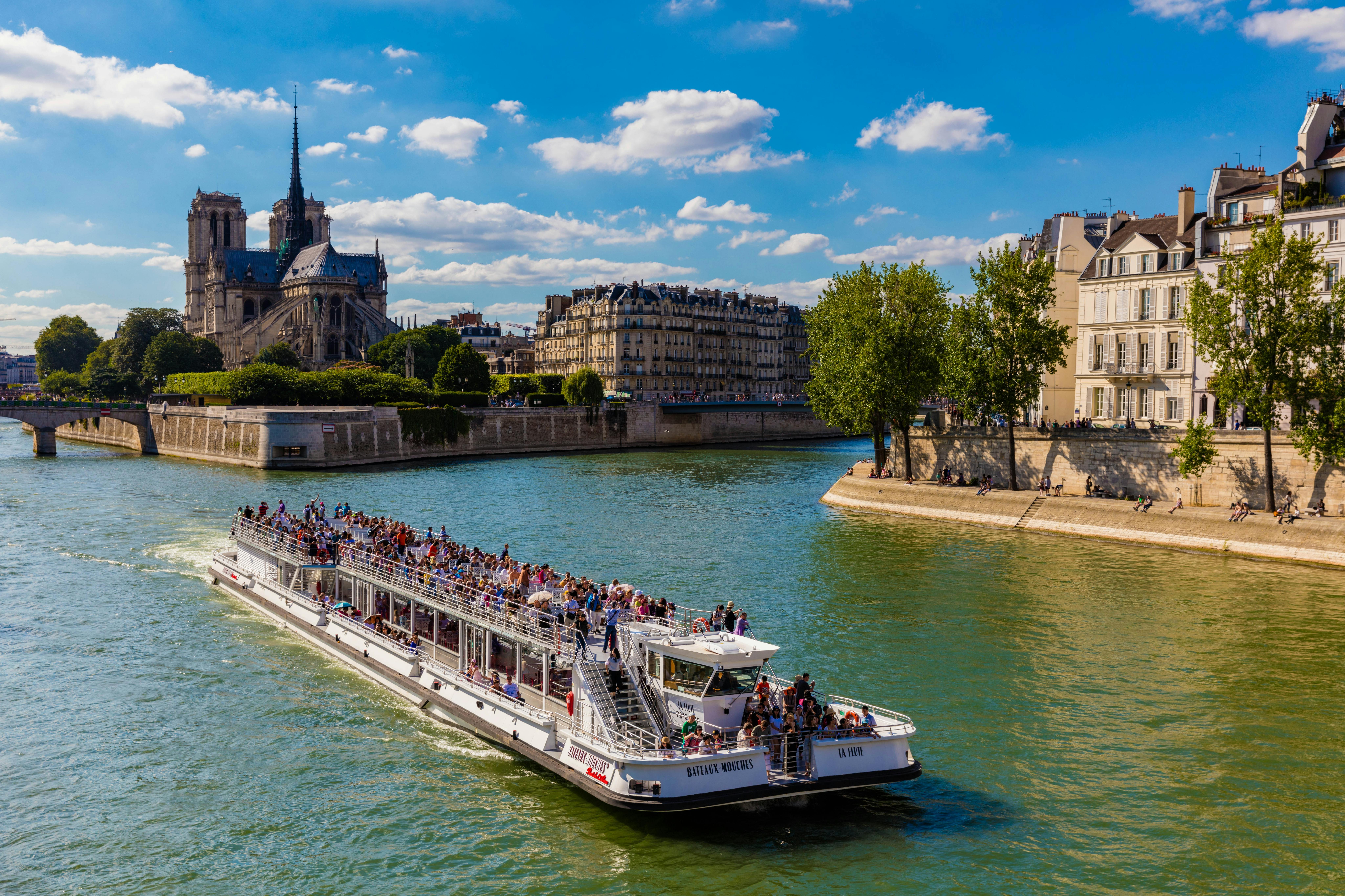 Paseo turístico en barco con champán por el Sena