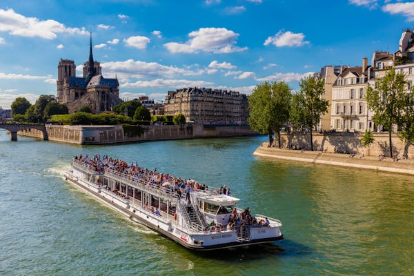 Croisière touristique avec champagne sur la Seine