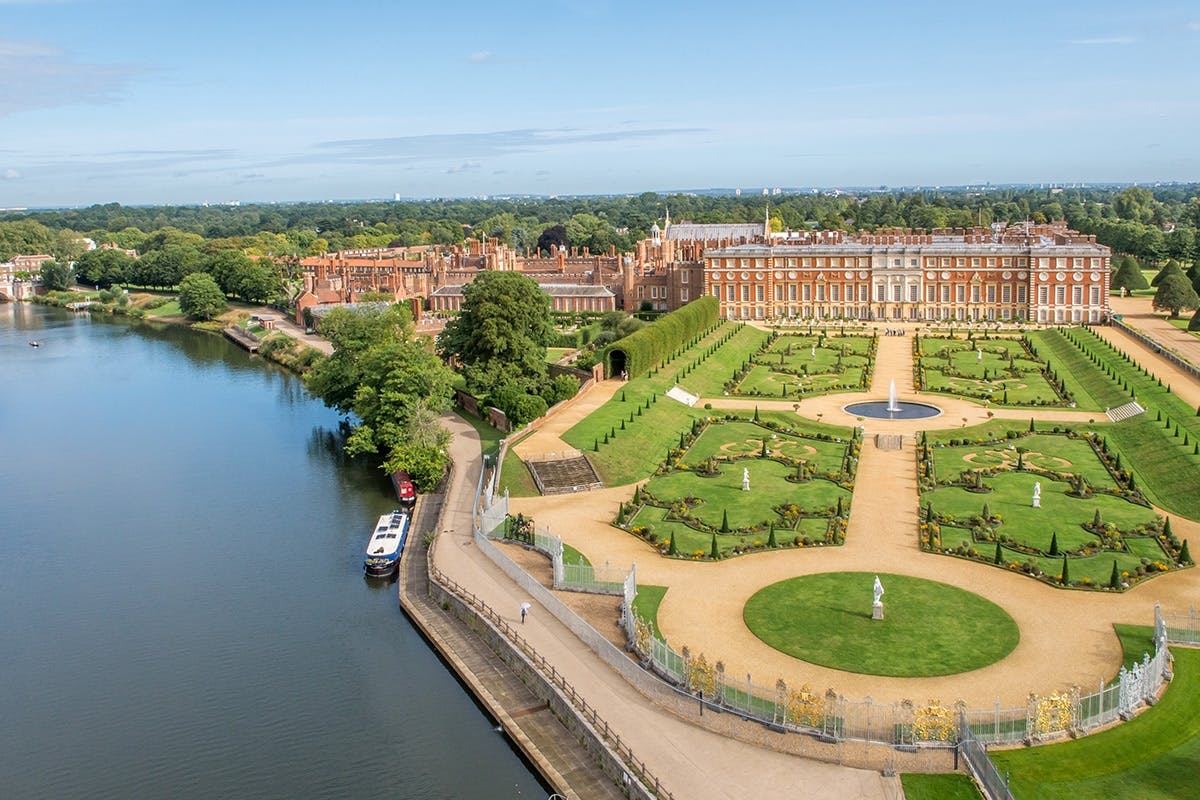 PrivateTour of Hampton Court Palace, Stonhenge & Bath with transport from London