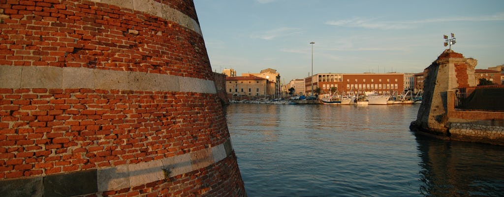 Tour privado a pie de Livorno con un guía local.