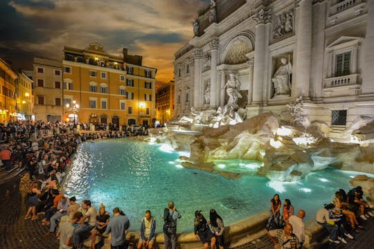Tour notturno di Roma illuminata con vino e antipasti