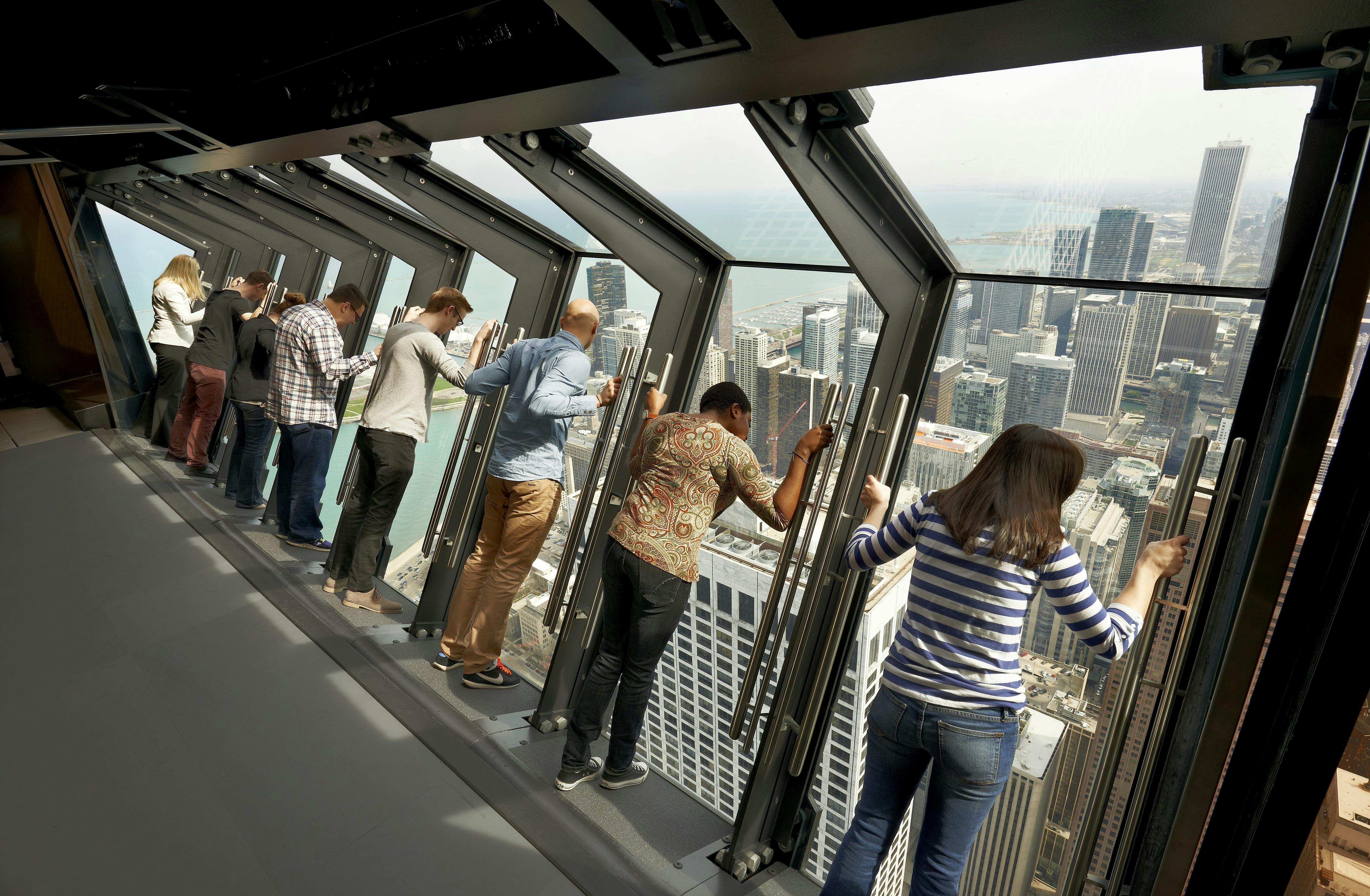 Открой со. 360 Chicago observation Deck. Аттракцион Tilt в Чикаго. Люди на стеклянном балконе. Люди на смотровой площадке.