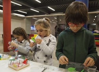 Percorsi creativi in Pirelli HangarBicocca: Ambienti da scoprire (4-6 anni) Percorsi creativi in Pirelli HangarBicocca: Ambienti da scoprire (4-6 anni)