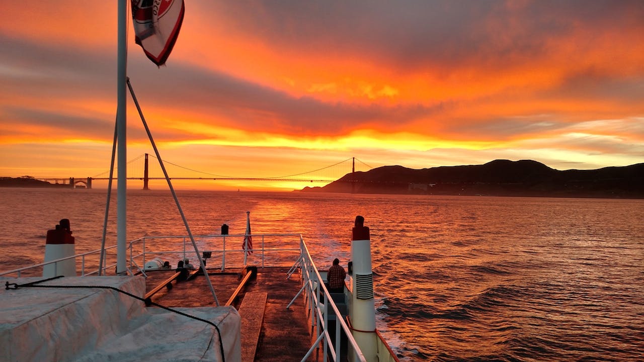 1,5-stündige Bootsfahrt in den kalifornischen Sonnenuntergang