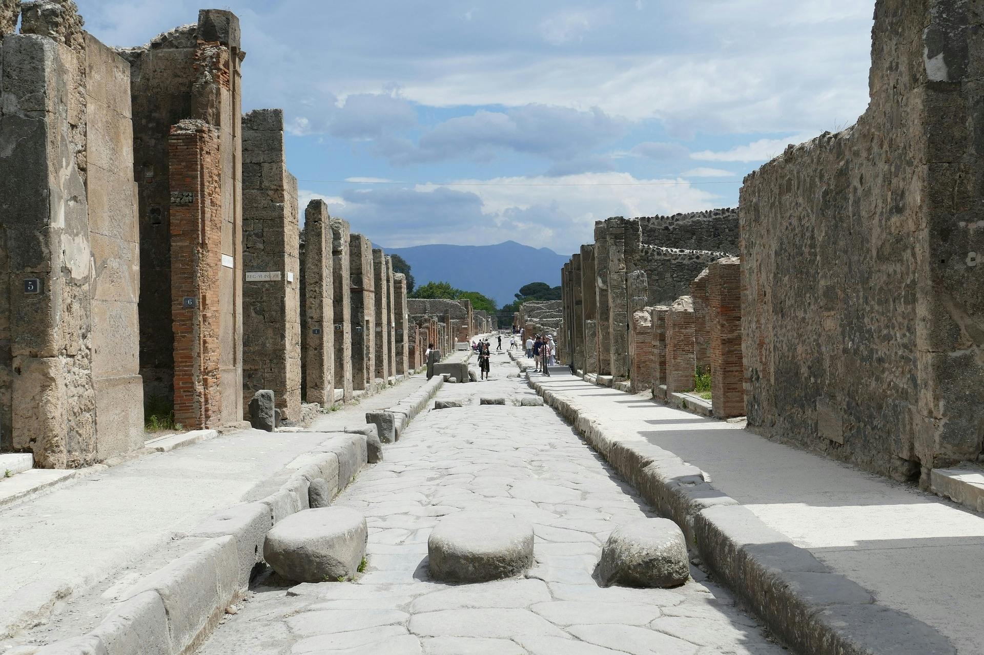 Pompeii guided group with an archaeologist