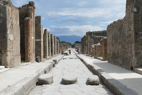 Grupa oprowadzana po Pompejach z archeologiem