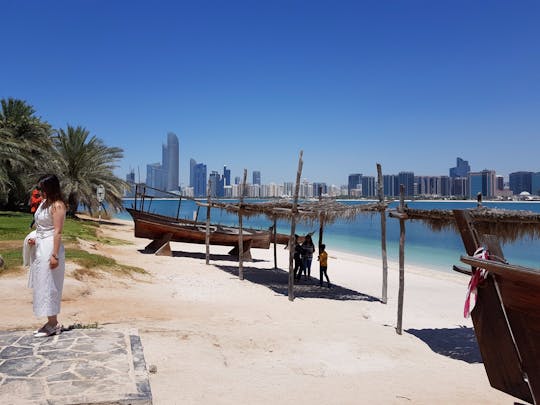 Tour della città di Abu Dhabi con pranzo da Dubai