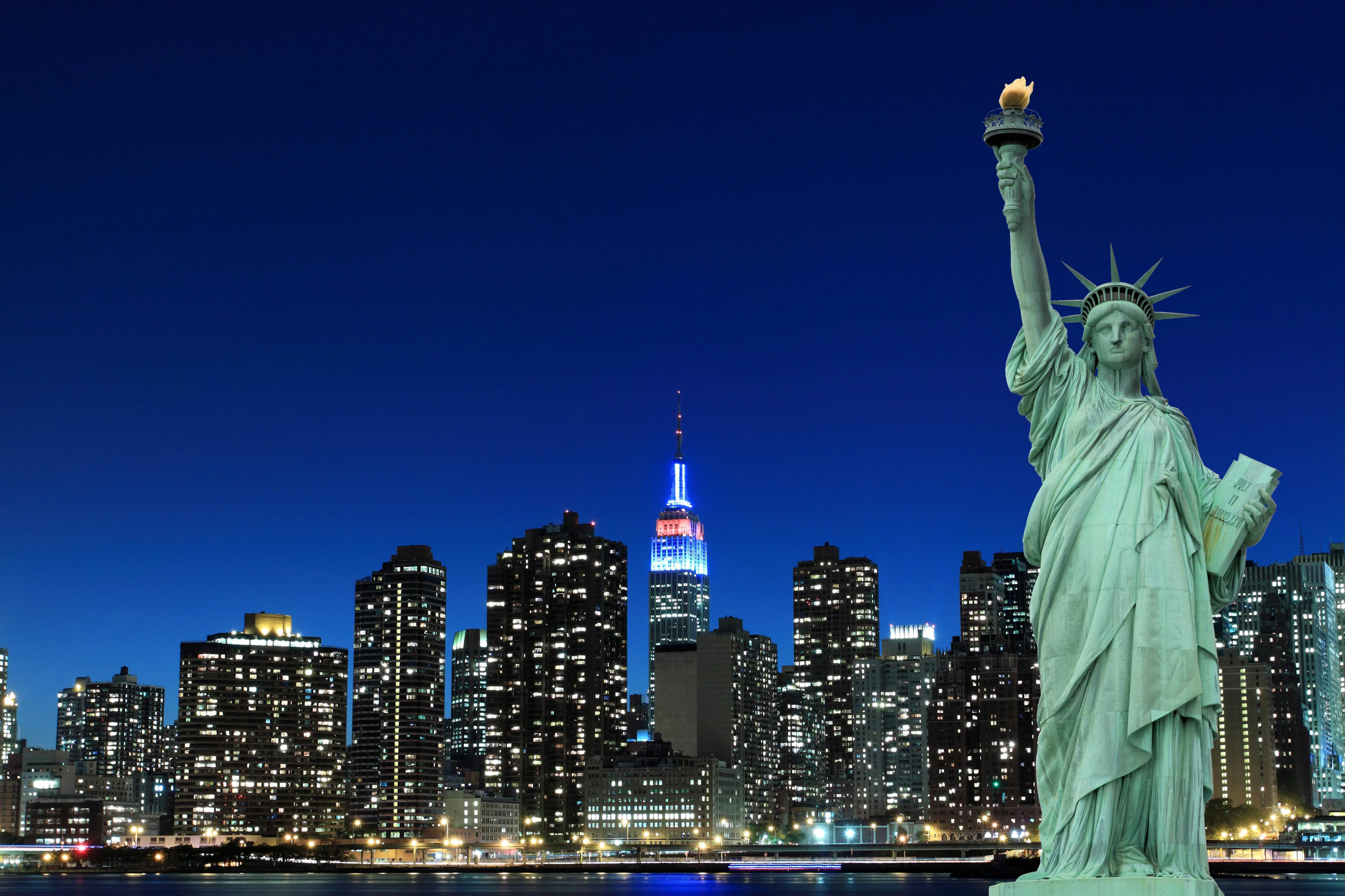 Las luces nocturnas de la ciudad de Nueva York navegan en el Adirondack