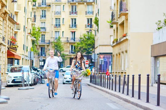 Bike tour from Pompidou Center to Champs Elysées