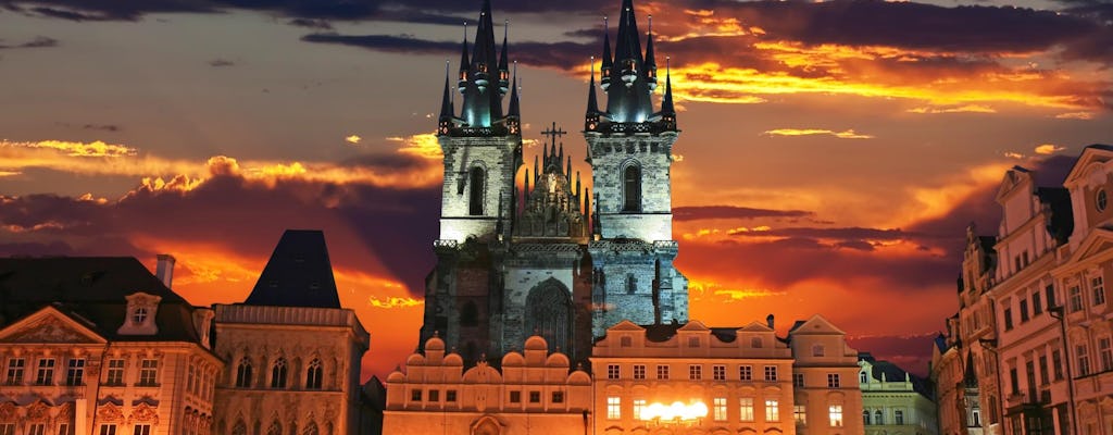 Vistas panorâmicas do passeio a pé da noite de Praga