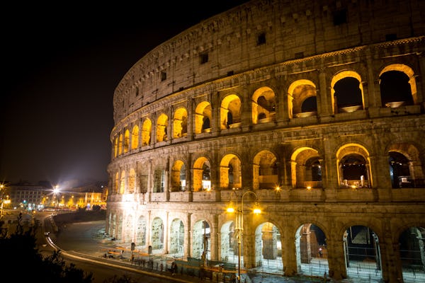 Visita especial à noite: tour pelo Coliseu com ida à arena